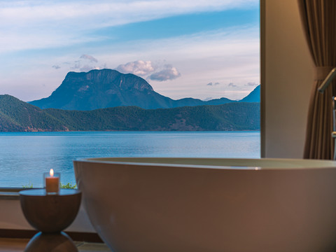 阅时·泸沽湖在川首席全湖胜景设计师度假酒店(摩梭女神全景店)