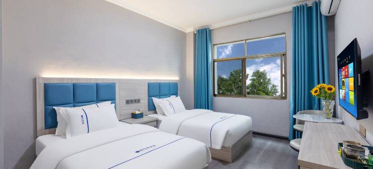 蒙自四叶草酒店(南湖公园新天地步行街店)图片