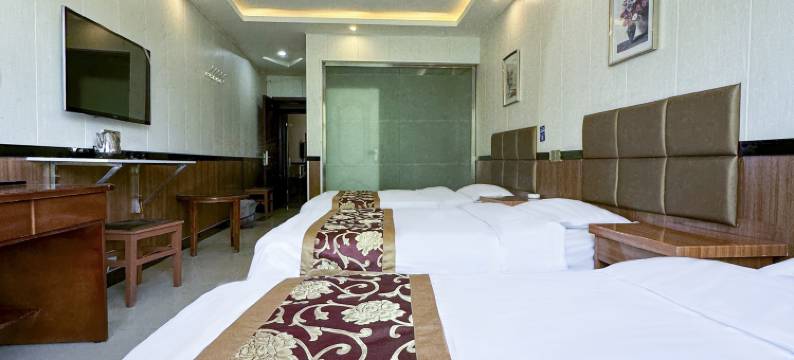 华东商务酒店(格尔木八一路地下商业街昆仑公园店)图片