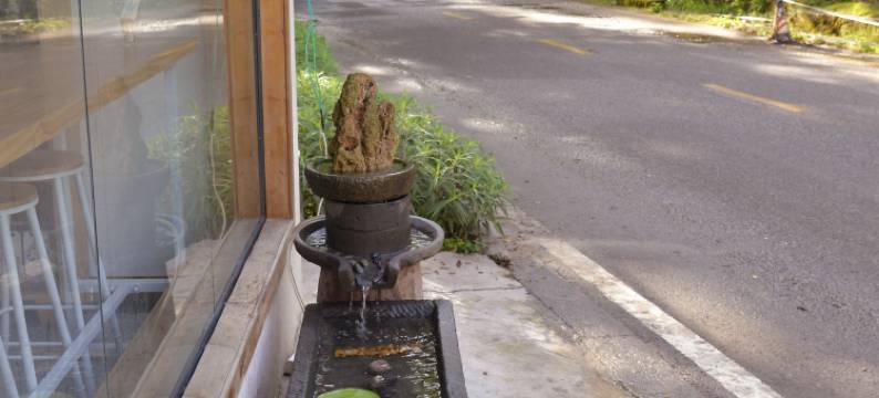 西岭雪山尚布·溪畔山舍图片