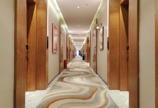 Zhuoyue Hotel (Tacheng Zhuoyue Parkson Shopping Park) Hotel Overview