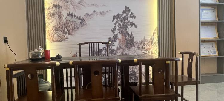 芒康朗庭假日酒店图片