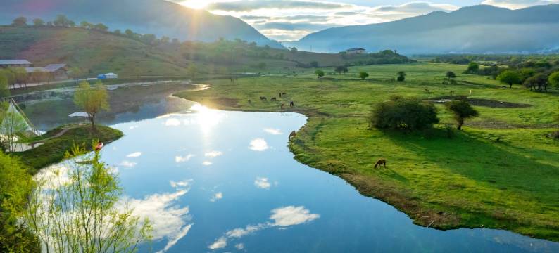 香格里拉茸洽·Glamping娜姆措温泉帐篷营地图片