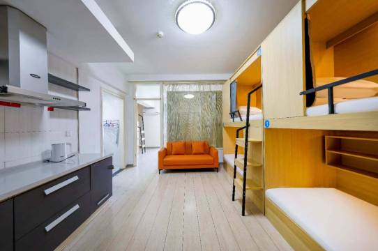 傲雪青年旅舍(太原街万达店)