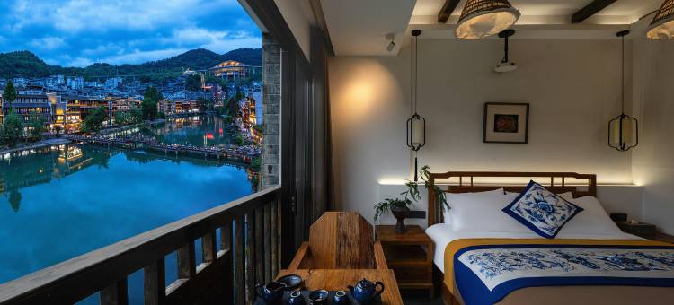 凤凰金水岸丨沱江180度夜景·苗绣艺术丨古城观景酒店图片