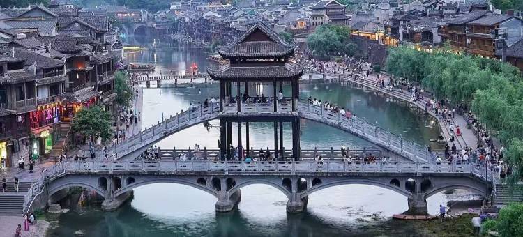 迎晖阁精品客栈(凤凰古城景区虹桥店)图片