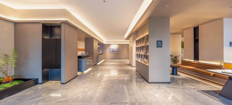 鞍山火车站人民公园亚朵酒店图片