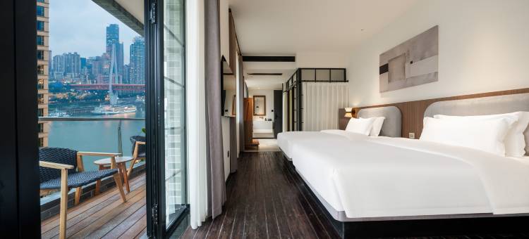 SFEEL设计师酒店(重庆南滨路下浩公交站店)图片