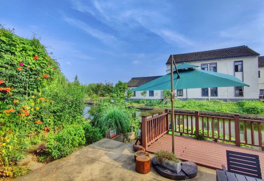 Greenhouse House innHotel Overview