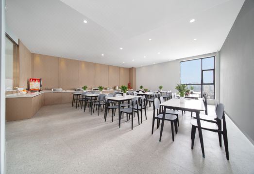 Shengjing Yijia Hotel (Xiangyang Railway Station People's Square Branch) Hotel Overview