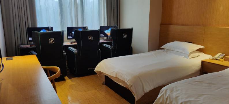 jing·云缨电竞民宿(高铁东站店)图片