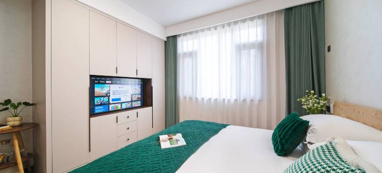 朵朵和满意的小院图片