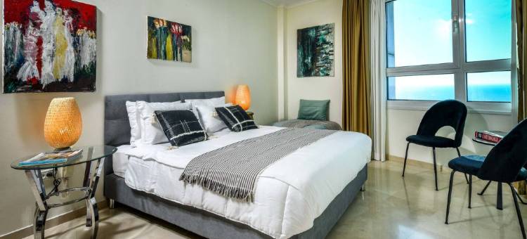 Picturesque 3BR Apt w Balcony & Parking Near Beach图片