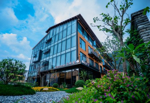 Shanjintang Hotel (Wang Xian Gu Scenic Area) over view