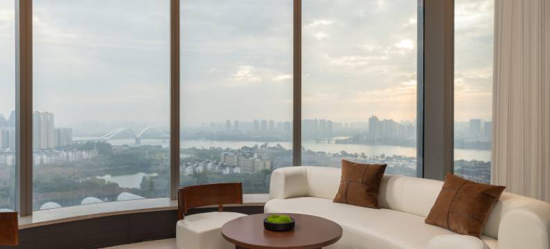 惠州华贸天地荣灿江景亚朵酒店图片