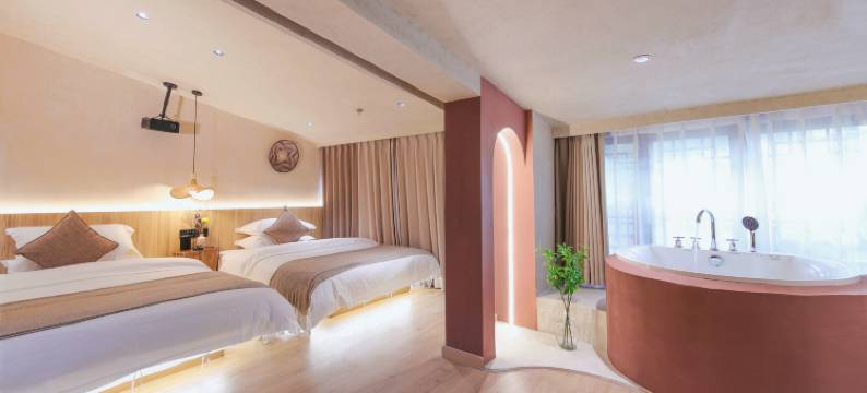 轻语设计师江景民宿(凤凰古城虹桥沱江店)图片