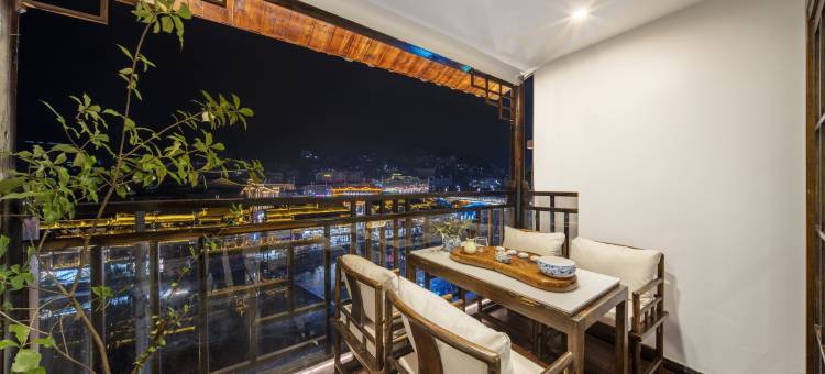 悠悠水畔•高端江景民宿(凤凰古城景区南华门店)图片