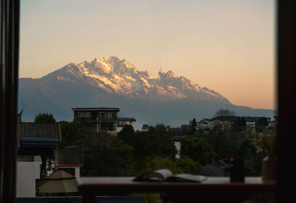 Lijiang ancient city Zangyuan snow mountain view hotel (big water wheel shop) over view