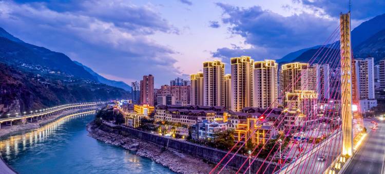 怒江泸水四月天江景酒店(怒江西岸店)图片