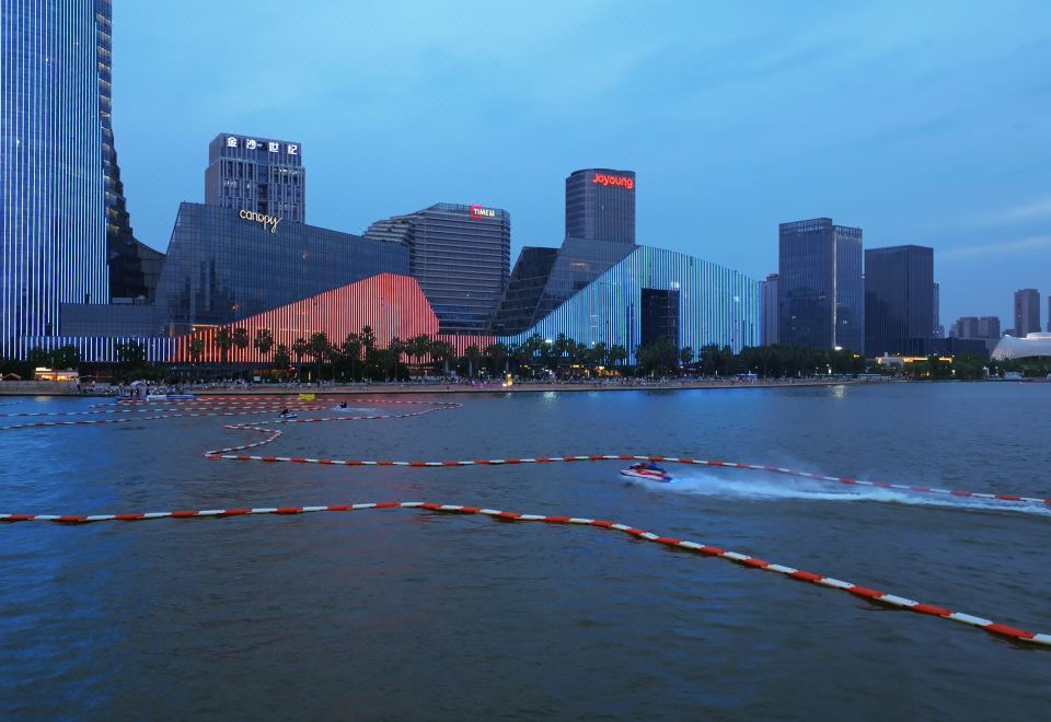 杭州金沙湖和达希尔顿嘉悦里酒店外景图