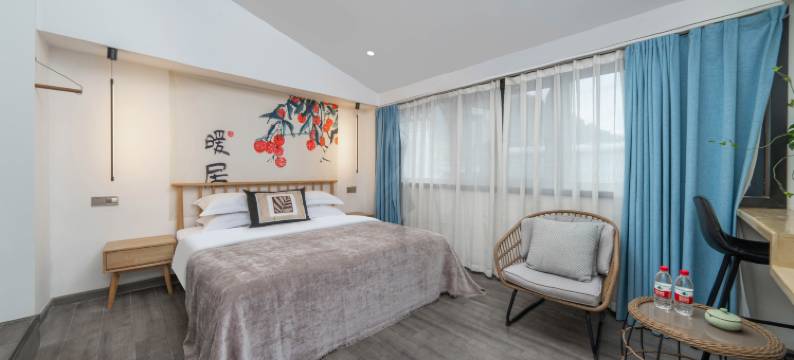 凤凰几何轻宿(凤凰古城景区虹桥店)图片