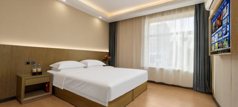 杭锦旗君鸿假日酒店(锡尼小镇美食广场店)图片