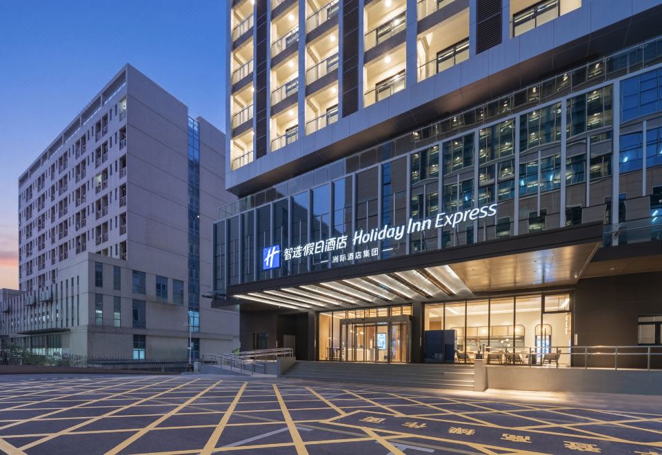Holiday Inn Express Shenzhen Baolong Metro Station by IHG over view