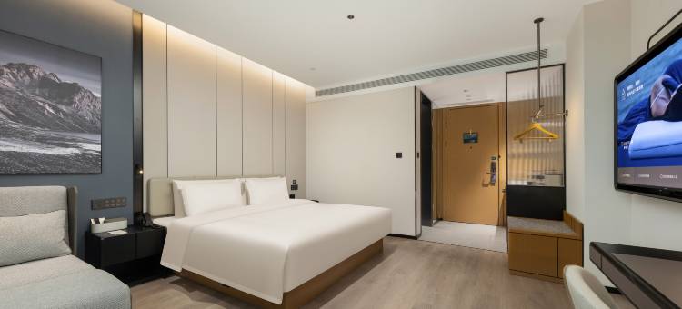 济南大明湖泉城路亚朵酒店图片