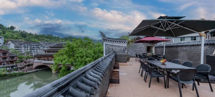 凤凰一泉江景·古桥云影·禅意设计师度假美宿(凤凰古城沱江店)图片