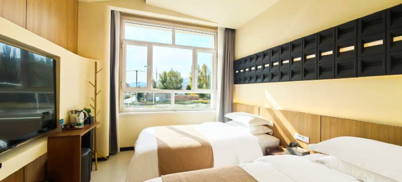 山来一宿酒店(七彩丹霞景区店)图片