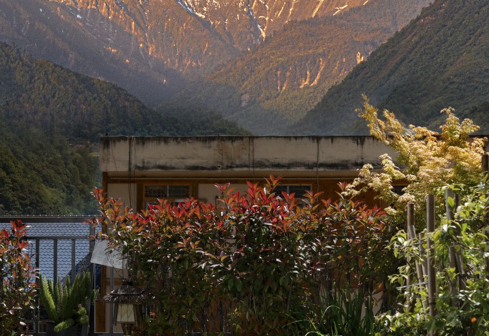 墨韵·云巅小住温泉民宿（海螺沟冰川森林公园游客中心店）外景图
