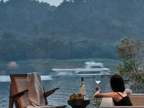 被梦叫醒江景酒店(乐山大佛景区张公桥好吃街店)