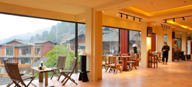 西江明宿枫香油画艺术轻奢民宿图片