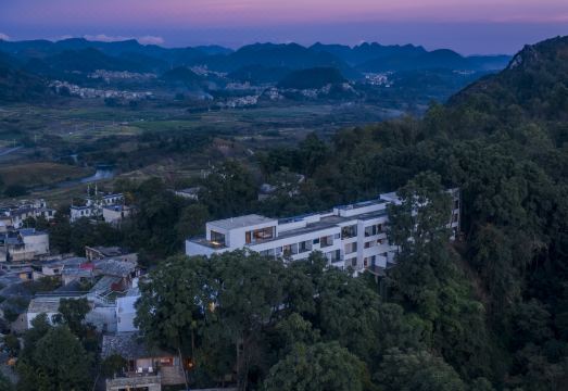 黄果树瀑布至也度假酒店外景图