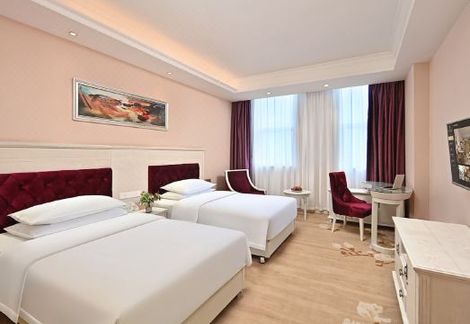 Vienna International Hotel (Hezhou High-speed Railway Station) Hotel Overview