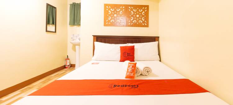 RedDoorz near PNR Espana Station图片