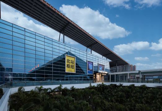 深圳北站地铁站轻居酒店外景图