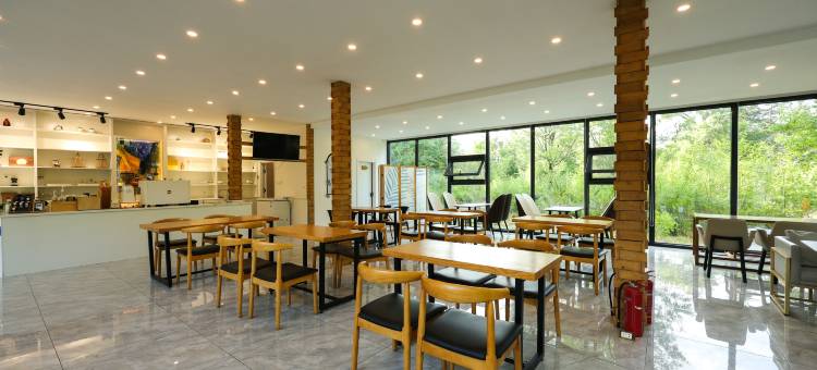 伴山溪悦·Pine·观松套房酒店(长白山美人松雕塑公园店)图片
