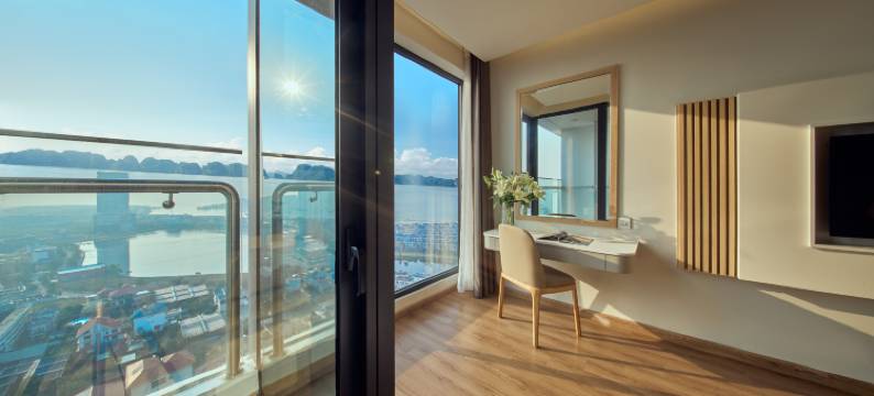 下龙湾德拉西酒店 - 现代湾景度假胜地(DeLaSea Ha Long Hotel - Modern Bayview Escape)图片