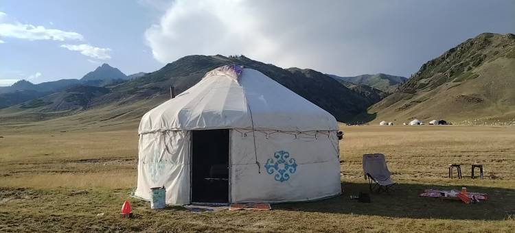赛里木湖晨光初照民宿图片