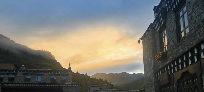 稻城亚丁郎修民居客栈图片