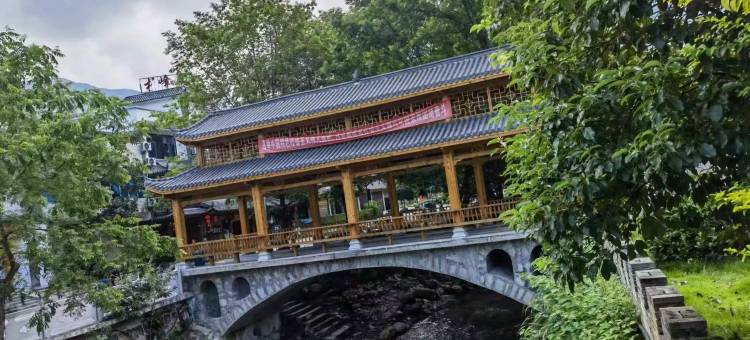 周洛飞瀑漂流柱峰阁大酒店图片