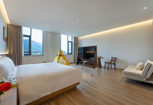 Floral Hotel·  Hot Spring Lake Resort HotelHotel Overview