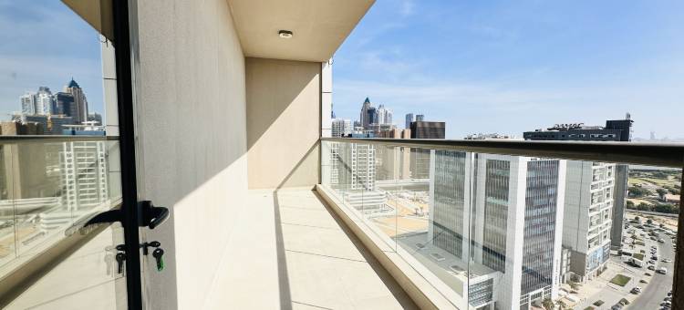 Upscale Apartment at Oval Tower Near Downtown with Balcony and Parking by Belvilla图片
