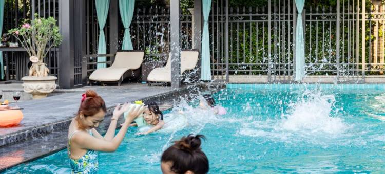 泰纳园·红木艺术传承·HolidayVilla典藏民宿(景洪泼水广场店)图片