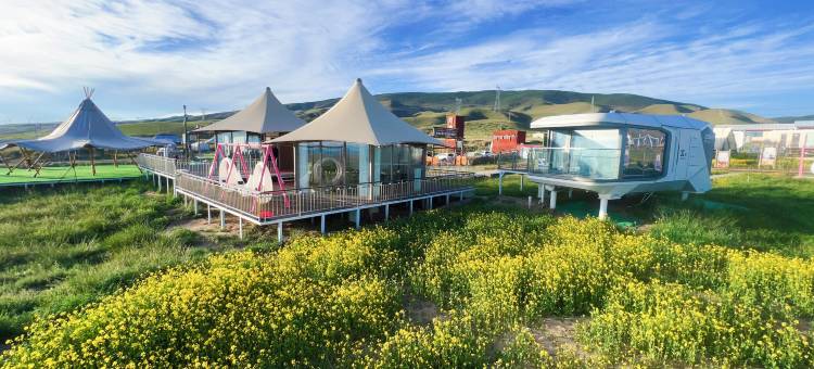 青海湖同宝山登山观湖特色野奢露营民宿图片