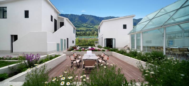 那拉提闲窗云影山景民宿图片