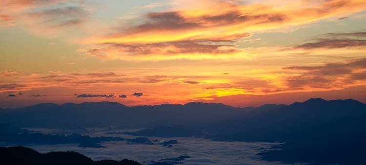 铜鼓雲海居图片