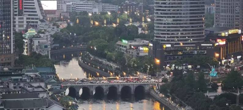 Shimmer·凯宾皇冠高空影音酒店(贵阳花果园购物中心店)图片