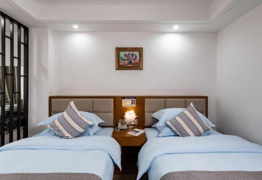 Six Resorts (Yangshuo West Street) Hotel Overview